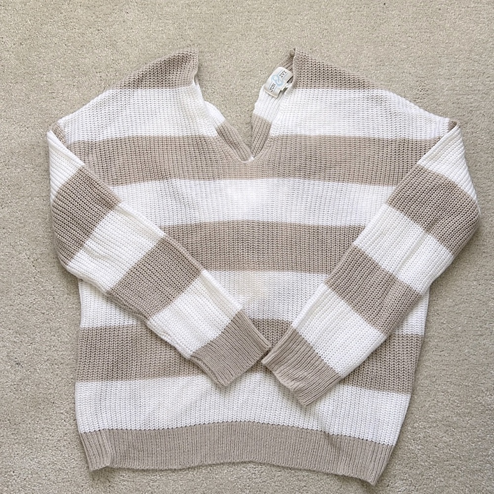 Francesca’s Jun & Ivy Twist Back Sweater (size sm)